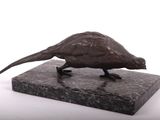 statue d'un faisan sur un socle en marbre sur fond blanc