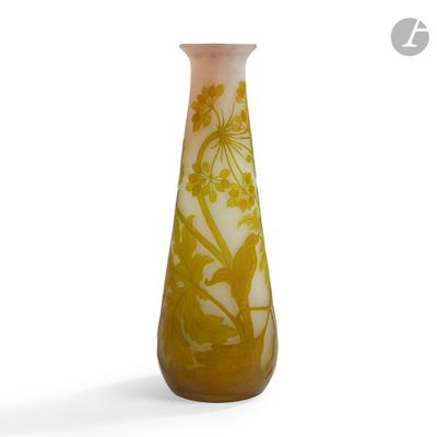 un vase jaune orné d'un motif floral