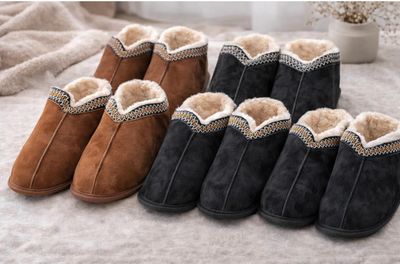 quatre paires de pantoufles en peau de mouton pour femme posées sur un lit