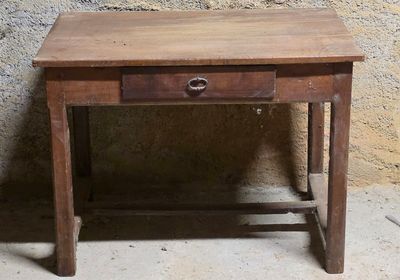 une petite table en bois surmontée d'un tiroir