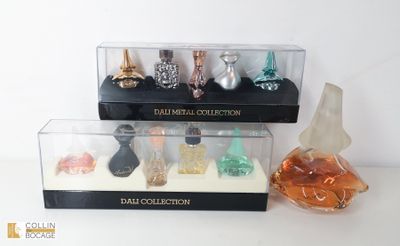 cinq flacons de parfum différents dans une vitrine