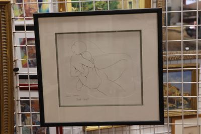 une image représentant le dessin d'une femme en robe
