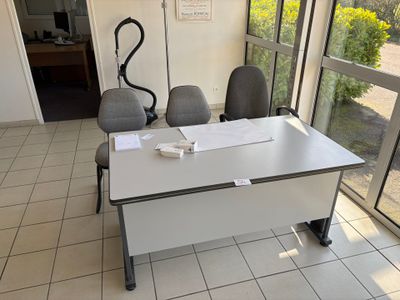 Bureau, chaise de bureau, 2 chaises visiteur - Photo 1