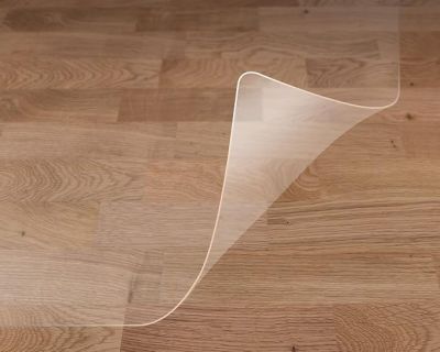 une feuille de plastique transparente posée sur un parquet