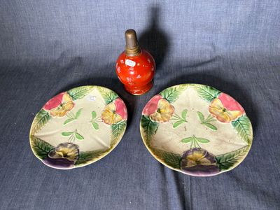 deux assiettes posées l'une à côté de l'autre sur une table