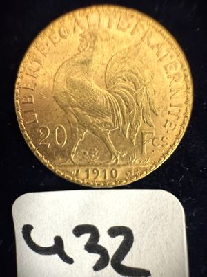un gros plan d'une pièce d'or sur laquelle figure le chiffre 32
