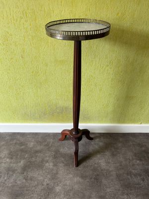 une image représentant une table sur laquelle est posé un plateau, devant un mur jaune