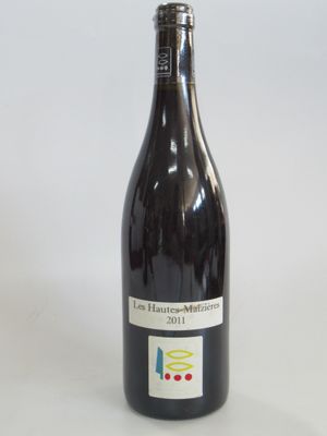 une bouteille de vin posée sur une table