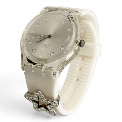 une montre montée sur un bracelet blanc