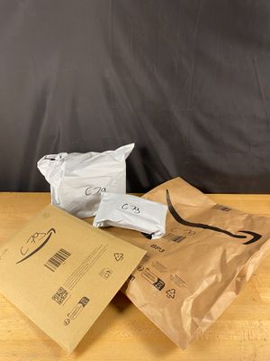 trois sacs de nourriture posés sur une table l'un à côté de l'autre