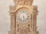 une horloge posée sur une table dans une pièce