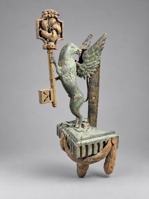 une image représentant une statue d'un oiseau tenant une clé dans son bec
