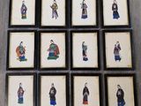 six photos encadrées d'hommes et de femmes asiatiques posées sur un parquet