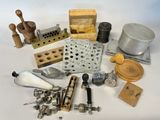 les nombreux types d'outils qui se trouvent sur la table