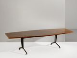 La table est en bois et possède des pieds noirs.