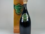 l'image d'une bouteille de champagne à côté d'un carton de vin