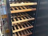 un réfrigérateur dans lequel se trouvent plusieurs bouteilles de vin