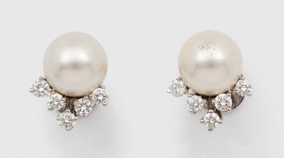 une paire de boucles d'oreilles en perles et diamants
