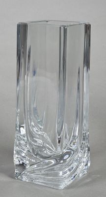un vase en verre posé sur une table