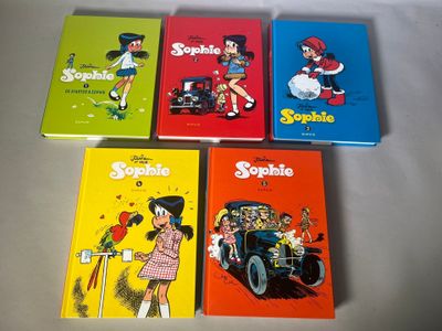 quatre livres pour enfants sont alignés sur une surface blanche