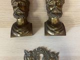 deux bustes d'hommes en laiton ancien posés sur une table en bois