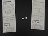 deux billets et une pièce posés sur une table