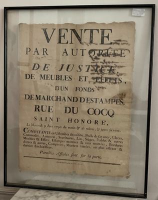 une affiche accrochée au mur d'un musée, représentant un homme