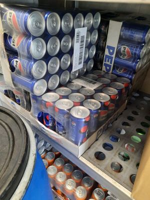 de nombreuses canettes de soda et de bière sur les rayons