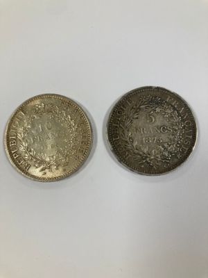 deux pièces d'argent et d'or posées sur une surface blanche