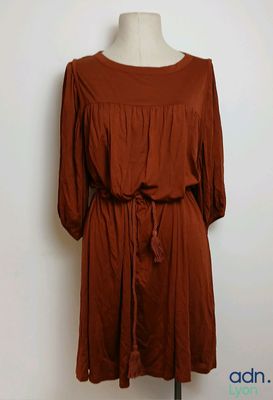 une image d'une robe marron sur un mannequin, un mannequin, un mannequin, un mannequin, un mannequin, un mannequin, un mannequin, un mannequin