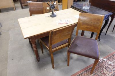 une table avec des chaises et une lampe posée dessus