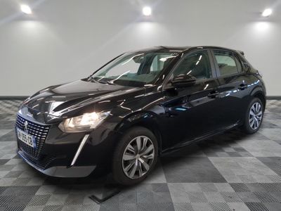 une voiture noire est garée sur le sol en damier d'un garage