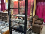une vitrine contenant beaucoup de nourriture