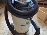 un aspirateur posé sur le sol de la pièce