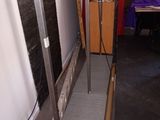 une photo d'une étagère métallique dans une pièce
