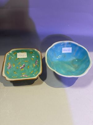 two bowls sitting next to each other on a table