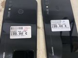 le dos de deux smartphones noirs sur lesquels figurent des étiquettes de prix
