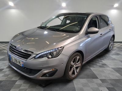 la voiture argentée est garée dans le garage sur le sol en damier