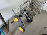 un petit chariot chargé d'outils dans un garage