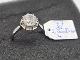 une photo d'une bague en diamant à laquelle est accrochée une étiquette de prix