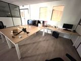 une photo d'un bureau avec un bureau et deux écrans