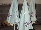 trois parapluies suspendus au plafond