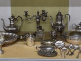 beaucoup d'objets en argent posés sur une table