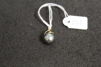 une petite perle noire enfilée sur un fil, avec une étiquette de prix accrochée dessus