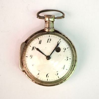 une montre de poche en or avec des chiffres romains sur le cadran