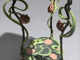 une table verte et rose ornée d'un motif floral