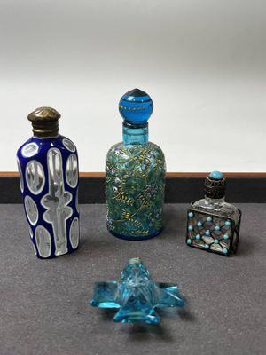 trois bouteilles en verre posées les unes à côté des autres sur une table