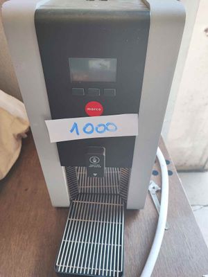 une machine à café posée sur une table