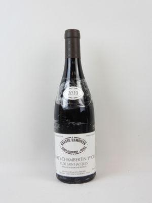 une bouteille de vin posée sur une table