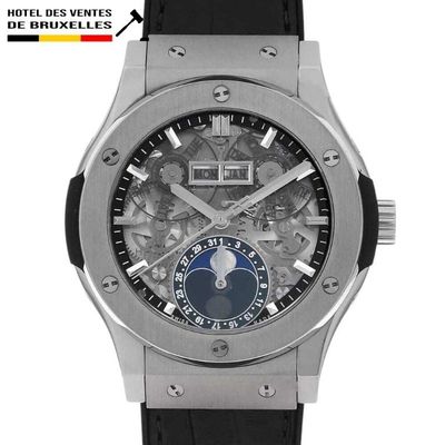 gros plan d'une montre sur fond blanc avec un bracelet noir